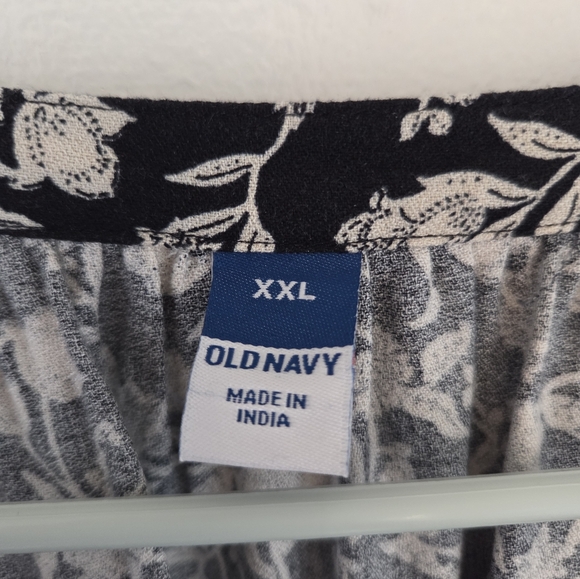 Old Navy Floral Black and White Women's Top - Picture 2 of 4